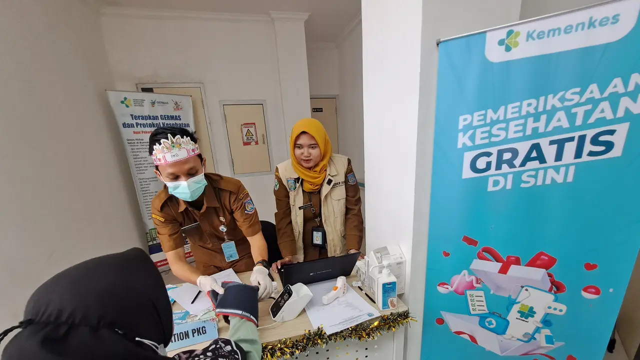 Puskesmas Ciater, Kecamatan Serpong, Kota Tangerang Selatan (Tangsel), puluhan warga yang hendak melakukan pemeriksaan kesehatan gratis.