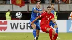 Gelandang Italia Sandro Tonali berebut bola dengan penyerang Makedonia Utara Stefan Askovski pada Grup C Kualifikasi Piala Eropa 2024 di Stadion Nasional Todor Proeski, Skopje, Minggu (10/9/2023) dini hari WIB. (AP Photo/Boris Grdanoski)