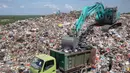 Sementara TPA Suwung akan difokuskan pada penanganan sampah residu. Tampak dalam foto, sebuah truk tiba untuk menurunkan sampah di Tempat Pembuangan Akhir (TPA) Sampah Suwung, Denpasar, Bali, pada Rabu 2 April 2026. (Lana Priatna/AFP)
