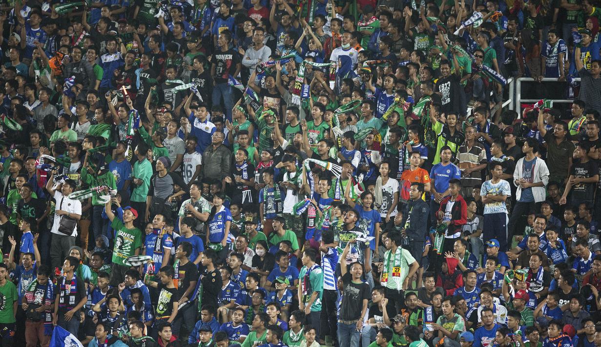 Suasana kebersamaan antara Bobotoh dan Bonek pada laga Piala Jenderal Sudirman di Gelora Delta Sidoarjo, Jawa Timur, Sabtu (21/11/2015). (Bola.com/Vitalis Yogi Trisna) 