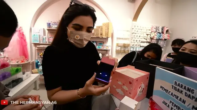 Cucu Pertama Lahir, Ini 6 Potret Ashanty Beri Hadiah Perhiasan Mewah untuk Baby A