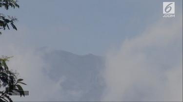 Ahli Vulkanologi ESDM Surono atau Mbah Rono meminta masyarakat di sekitar Gunung Agung waspada dan mengikuti arahan petugas