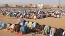 Umat Muslim menunaikan salat Idul Fitri di masjid Guzargah di Herat pada 10 April 2024. (Mohsen KARIMI/AFP)
