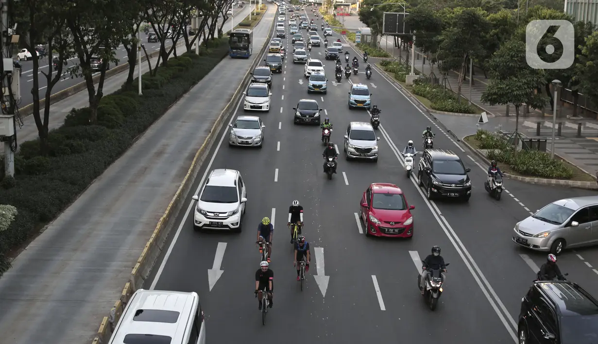 Kendaraan melintasi Jalan Jenderal Sudirman, Jakarta, Jumat (15/5/2020). Ditlantas Polda Metro Jaya menyatakan dalam beberapa hari terakhir mulai terjadi peningkatan volume kendaraan yang diduga karena banyak perkantoran yang sudah tidak menerapkan work from home (WFH). (Liputan6.com/Johan Tallo)