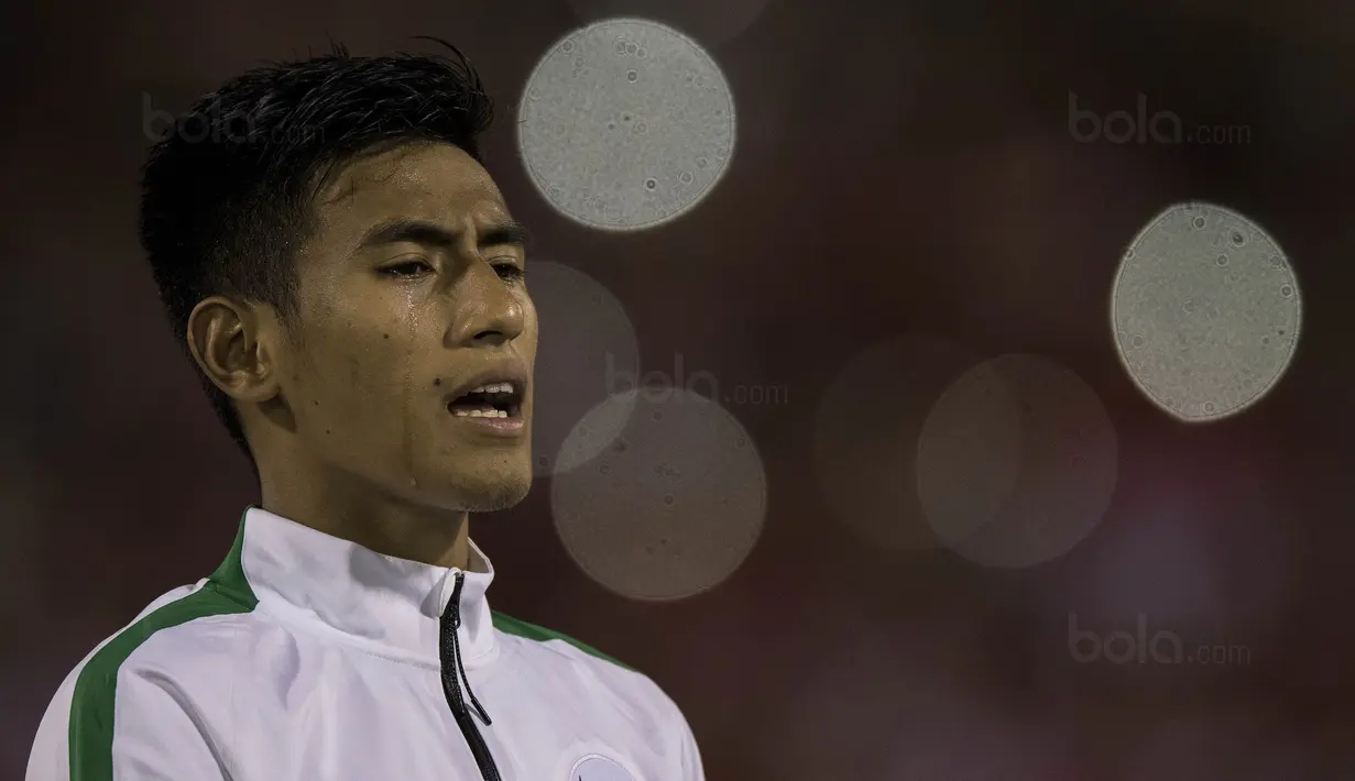 Gelandang Timnas Indonesia, Hanif Sjahbandi, menangis sebelum melawan Vietnam pada laga SEA Games di Stadion MPS, Selangor,Selasa (22/8/2017). Kedua negara bermain imbang 0-0. (Bola.com/Vitalis Yogi Trisna)
