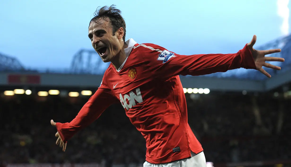 Dimitar Berbatov. Striker Bulgaria ynag pensiun pada April 2018 bersama Kerala Blasters ini tercatat pernah mencetak 3 kali hattrick bersama Manchester United di Liga Inggris pada musim 2010/2011, termasuk 5 gol ke gawang Blackburn Rovers. Ketajamannya pada musim tersebut juga mengantarkannya menjadi top skor Liga Inggris sekaligus mempersembahkan gelar Liga Inggris untuk MU. (AFP/Andrew Yates)