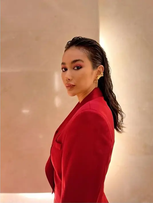 Memakai setelan jas cropped warna merah, Ratu Felisha tampil memukau. Warna merah memang memberi pesona tersendiri pada aktris berusia 39 tahun ini. Terlebih lagi, Pengabdi Setan 2 merupakan comeback sang aktris di film horor setelah terakhir kali dilakoninya lewat film Midnight Show pada 2016 lalu. (Liputan6.com/IG/@showbizmanagement)