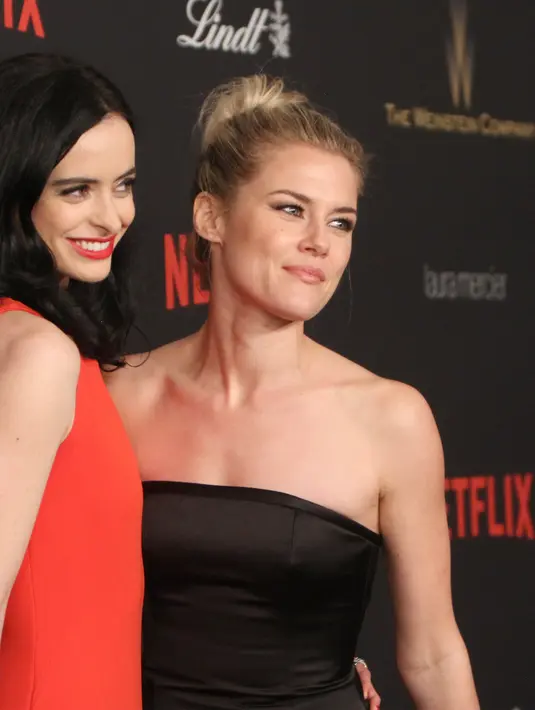 Aktris berusia 34 tahun ini tampak elegan memakai gaun merah serta lipstik yang tak kalah membara warnanya. Pasangan yang berperan sebagai sahabat baik dalam film itu menunjukkannya pula di kehidupan nyata dengan berpose saling menempel. (AFP/Bintang.com)