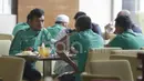 Ferdinan Sinaga dan para pemain Timnas Indonesia menikmati makan siang sambil ngobrol di ruang makan Hotel Grand Fourwings, Bangkok, Jumat (16/12/2016). (Bola.com/Vitalis Yogi Trisna)