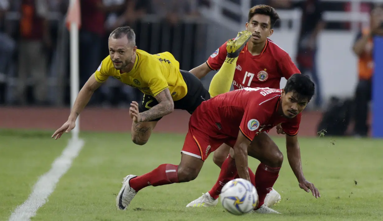 Pemain Ceres-Negros, Stephan Scharock, terjatuh saat berebut bola dengan penyerang Persija Jakarta, Heri Susanto, pada laga Piala AFC di SUGBK, Jakarta, Selasa (23/4). Persija takluk 2-3 dari Ceres-Negros. (Bola.com/M Iqbal Ichsan)