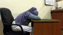 Selebriti Nathalie Holscher tertunduk saat menjalani sidang perceraian dengan komedian Entis Sutisna atau lebih dikenal Sule di Pengadilan Agama (PA) Cikarang, Jawa Barat, Rabu (20/7/2022). Nathalie Holscher dan Sule datang ke PA Cikarang untuk menghadiri sidang perdana perceraian yang beragendakan pemeriksaan berkas dan mediasi. (Liputan6.com/Herman Zakharia)