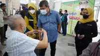Bupati Garut Rudy Gunawan melakukan pengecekan dalam salah satu kegiatan vaksinasi massal di Gedung Pendopo Garut. (Liputan6.com/Jayadi Supriadin)