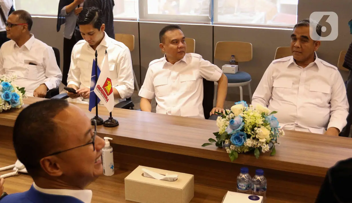 Mereka terlihat saling berjabat tangan dengan menggunakan warna pakaian khas masing-masing. (Liputan6.com/Herman Zakharia)