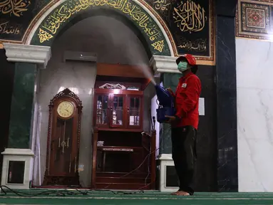 Petugas PMI Kota Tangerang melakukan penyenprotan disinfektan di area masjid Al Hidayah Cipondoh, Tangerang, Banten, Jumat (1/4/2022). Penyemprotan tersebut dilakukan untuk mengantisipasi penyebran covid 19 selama bulan Ramadhan. (Liputan6.com/Angga Yuniar)