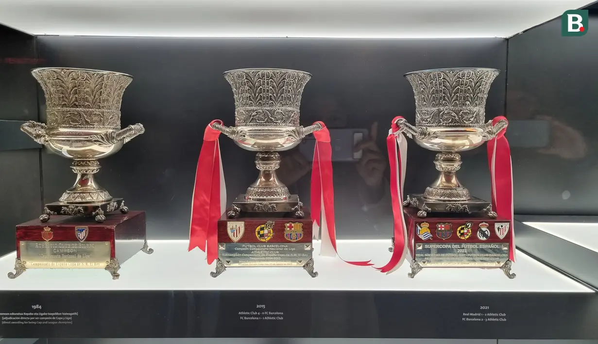 <p>Deretan trofi yang pernah diraih Athletic Bilbao, yang paling kanan adalah gelar terbaru klub asal Basque tersebut, yaitu pada 2021. (Bola.com/Yus Mei Sawitri)</p>