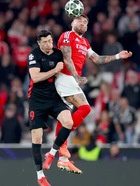 Hingga akhir babak pertama, laga Benfica melawan Barcelona berakhir imbang 0-0. (FILIPE AMORIM/AFP)