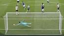 Kiper Tottenham Hotspur Hugo Lloris melakukan penyelamatan saat menghadapi Leicester City pada pertandingan Premier League di Stadion Tottenham Hotspur, London, Minggu (19/7/2020). Tottenham Hotspur mencukur Leicester City 3-0. (/Pool Photo via AP)