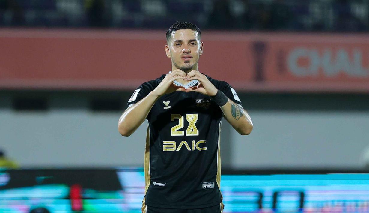 Pada menit ke-58, Dewa United unggul 3-1. Alexis Messidoro maju sebagai eksekutor dan menuntaskan tugasnya dengan sempurna lewat sepakan kaki kanan ke pojok kiri atas gawang. Tampak dalam foto, pemain Dewa United, Alexis Messidoro merayakan golnya ke gawang Shan United pada matchday ketiga Grup E AFC Challange League 2025-2026 di Stadion Indomilk Arena, Tangerang, Sabtu (1/11/2025) malam WIB. (Bola.com/M Iqbal Ichsan)