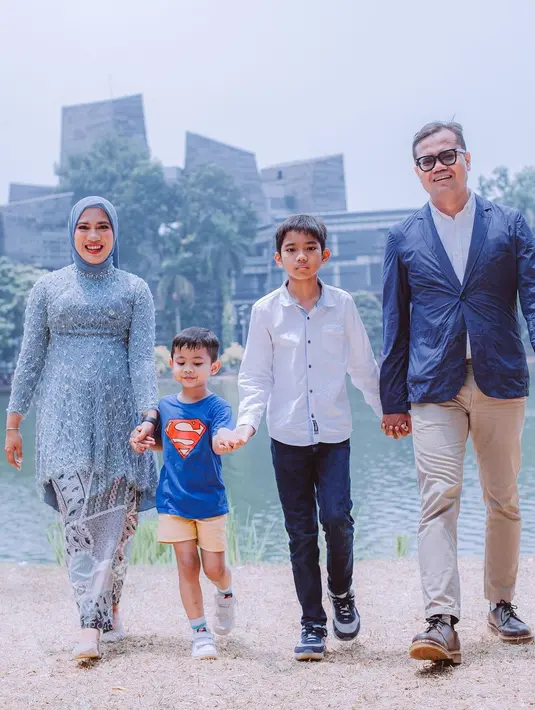 "Sekali lagi, selamat ibu! Kami bangga padamu." tutup pria kelahiran Bandung 44 tahun silam ini. [Instagram/solehsolihun]