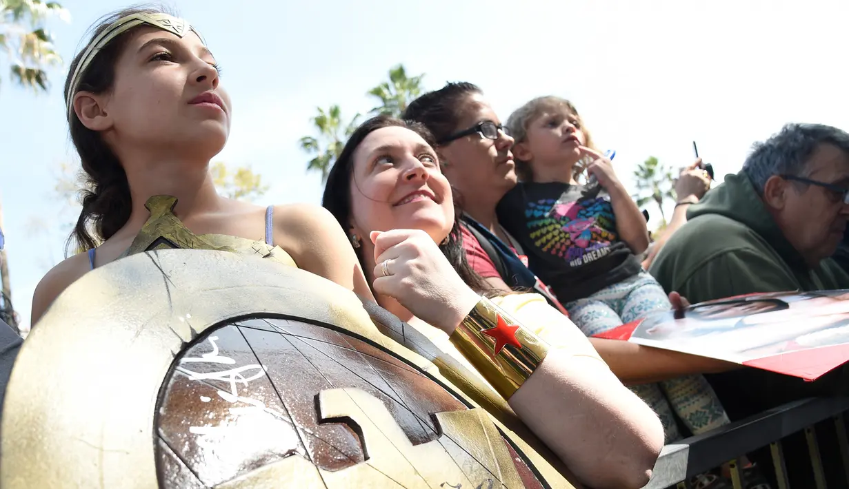 Penggemar mengenakan kostum Wonder Woman saat menghadiri penganugerahan Hollywood Walk of Fame untuk aktris Lynda Carter di Los Angeles (3/4). (Chris Pizzello / Invision / AP)