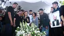 Teman dari ajang pencarian bakat, Delon dan Judika ikut menyanyikan lagu rohani bersama keluarga mengiringi proses pemakaman Mike Mohede. (Deki Prayoga/Bintang.com)