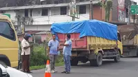 Salah satu dari lima truk pengangkut batu bara yang ditahan oleh patroli polantas di Aceh Barat (Liputan6.com/Ist)