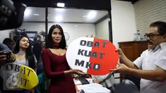 Dua wanita dari Indonesia Parlemen Watch (IP Watch) memberikan simbolik obat kuat saat menyambangi Mahkamah Kehormatan Dewan (MKD) DPR RI, di Kompleks Parlemen, Jakarta, Kamis (24/11). (Liputan6.com/Johan Tallo)