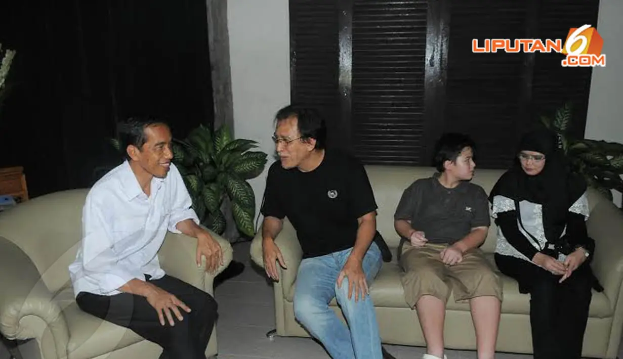 Jokowi dan Iwan Fals tampak akrab dan sesekali tertawa dalam sebuah suasana yang hangat (Liputan6.com/Herman Zakharia)
