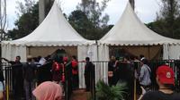 Suasana calon penonton yang membeli tiket final Piala Jenderal Sudirman di loket pintu timur Stadion GBK, Jakarta, Minggu (24/1/2016) sore. (Bola.com/Tengku Sufiyanto)
