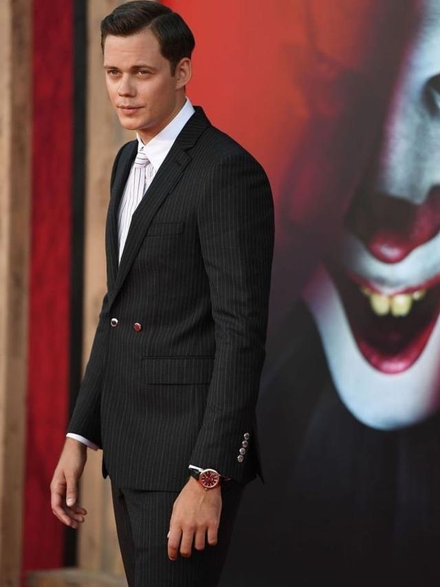 Jadi Sosok Badut Menyeramkan di Film IT, Ini Potret Bill Skarsgard yang Tampan
