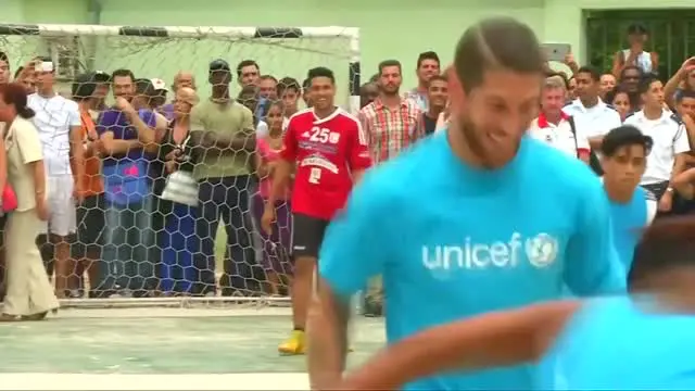 Sergio Ramos bek Real Madrid asal Spanyol yang menjadi duta UNICEF mengunjungi Kuba. Ia menyempatkan bermain bola di lapangan sederhana bersama para remaja Kuba.