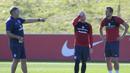 Sam Allardyce bersamaWayne Rooney (tengah) dan Harry Kane (kanan)  pada sesi latihan timnas Inggris di St George's Park dekat Burton-Upon-Trent, (3/9/2016). (AFP/Anthony Devlin) 