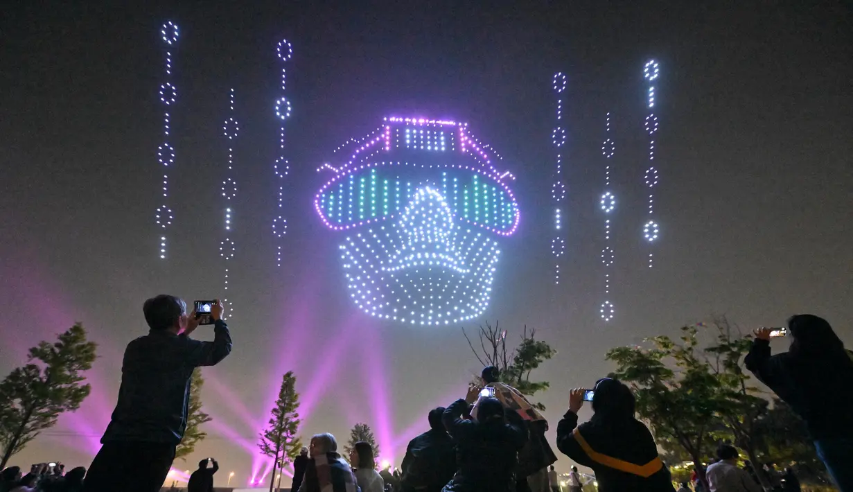 Penampilan salah satu formasi dari 1.000 drone selama pertunjukan Korea Drone Expo 2024 di Incheon pada tanggal 9 Mei 2024. (Jung Yeon-je/AFP)