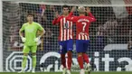 Selebrasi pemain Atletico Madrid, Alvaro Morata (tengah) dan Antoine Griezmann, setelah keduanya berhasil mencetak gol ke gawang Real Madrid dalam pertandingan pekan keenam La Liga Spanyol 2023/2024 yang berlangsung di Metropolitano stadium, Madrid, Senin (25/9/2023). El Derbi Madrileno kali ini dimenangi Atletico dengan skor meyakinkan 3-1. (AFP/Oscar Del Pozo)