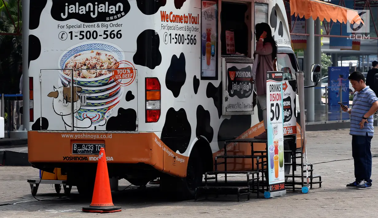 Food truck hadir di arena Jakarta Internasional Comedy Festival (JICOMFEST) 2019 hari pertama, JIExpo, Kemayoran, Jakarta, Sabtu (3/8/2019). JICOMFEST 2019 menyajikan stand up comedy, video komedi, musik komedi, komedi tradisional dan kompetisi stand up comedy nasional.(Liputan6.com/JohanTallo)