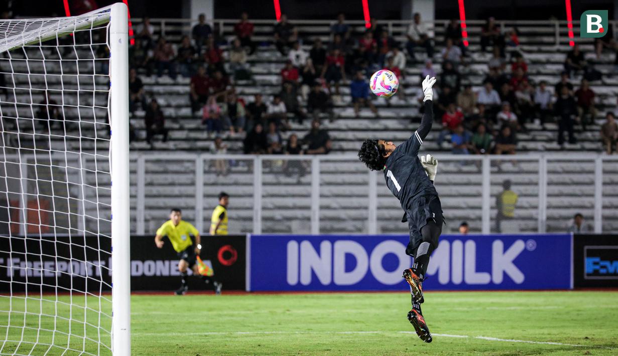 <p>Kiper Maladewa, Mohamed Yaameen gagal menghalau tendangan Aditya Warman yang berbuah gol bagi Timnas Indonesia U-20 pada laga Grup F Kualifikasi Piala Asia U-20 2025 di Stadion Madya, Senayan, Jakarta, Rabu (25/09/2025). (Bola.com/Bagaskara Lazuardi)</p>