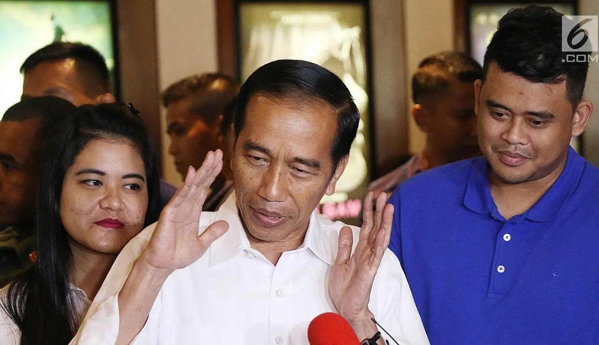 Presiden Joko Widodo memberi keterangan usai menonton film Dilan 1990 di Senayan City, Jakarta, Minggu, (25/2). Jokowi menilai film tersebut menunjukan industri kreatif tanah air berkembang dengan baik. (Liputan6.com/Angga Yuniar)
