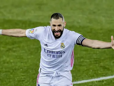 Striker Real Madrid, Karim Benzema, melakukan selebrasi usai mencetak gol ke gawang Alaves pada laga Liga Spanyol di Stadion Mendizorroza, Sabtu (23/1/2021). Real Madrid menang dengan skor 4-1. (AP/Alvaro Barrientos)