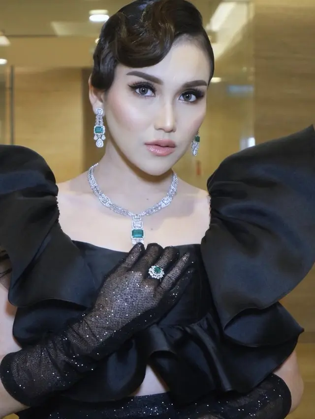 Ayu Ting Ting kenakan busana serba hitam yang serasi dengan Ivan Gunawan, credit: @ayutingting92