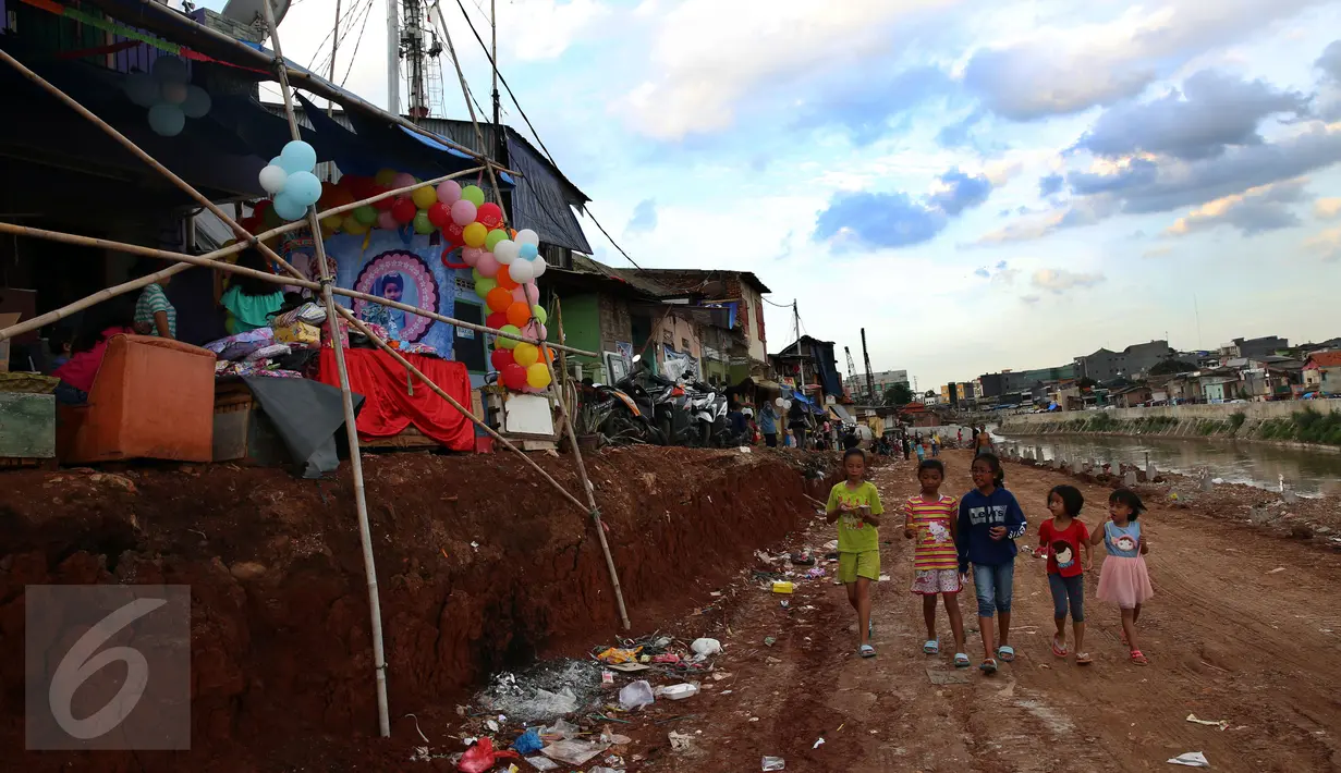 Suasana di Kelurahan Bukit Duri, Jakarta, Sabtu (7/1). Meski warga Kelurahan Bukit Duri memenangkan gugatan di PTUN Jaksel, proyek normalisasi di sepanjang sungai Ciliwung yang melintasi kawasan tersebut tetap dilanjutkan. (Liputan6.com/Johan Tallo)