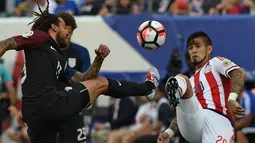 Pemain AS, Jermaine Jones, berebut bola dengan pemain Paraguay, Victor Hugo Ayala, dalam laga Grup A Copa America Centenario 2016 di Stadion Lincoln Financial Field, Philadelphia, AS, Minggu (12/6/2016) WIB. (AFP/Don Emmert)