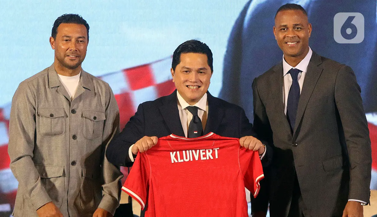 Ketua Persatuan Sepakbola Seluruh Indonesia (PSSI), Erick Thohir bersama Pelatih Kepala Timnas Indonesia, Patrick Kluivert (kanan) dan Asisten Pelatih Timnas Denny Landzaat foto bersama seusai menyampaikan keterangan di Hotel Mulia, Jakarta, Minggu (12/1/2025). (Liputan6.com/Herman Zakharia)