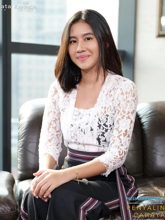 Di berbagai acara, wanita kelahiran 1999 ini pun tampil elegan dengan mengenakan kebaya. Kali ini, ia tampak begitu elegan dengan kebaya putih. Senyum manis begitu terpancar dari paras Shenina Cinnamon.(Liputan6.com/IG/@shenacinnamon)