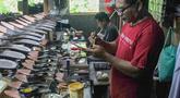 Aktivitas pekerja saat menyelesaikan pembuatan sandal wanita di pabrik rumahan Pesan Sepatu Indonesia, Setu, Tangerang Selatan, Banten, Jumat (7/11/2025). Industri alas kaki nasional Indonesia menunjukkan kinerja yang positif dan kian menggeliat di tengah pemulihan ekonomi. (merdeka.com/Arie Basuki)