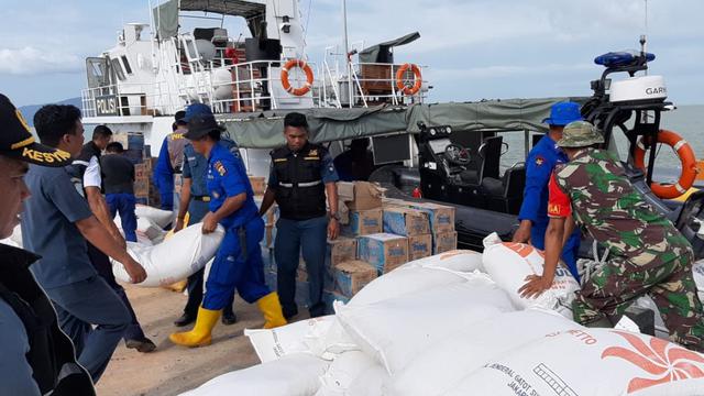 Pengiriman logistik oleh Polda Sultra ke Konawe Utara menggunakan KP Tekukur, Minggu (16/6/2019).(Ahmad Akbar Fua/Liputan6.com)