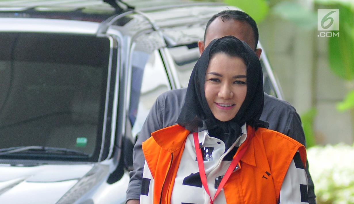 Tersangka kasus suap di Kutai Kartanegara Rita Widyasari tiba untuk menjalani pemeriksaan penyidik KPK, Selasa (30/1). Rita diduga menyamarkan gratifikasi senilai Rp 436 miliar terkait pemberian izin perkebunan kelapa sawit (Liputan6.com/Herman Zakharia)