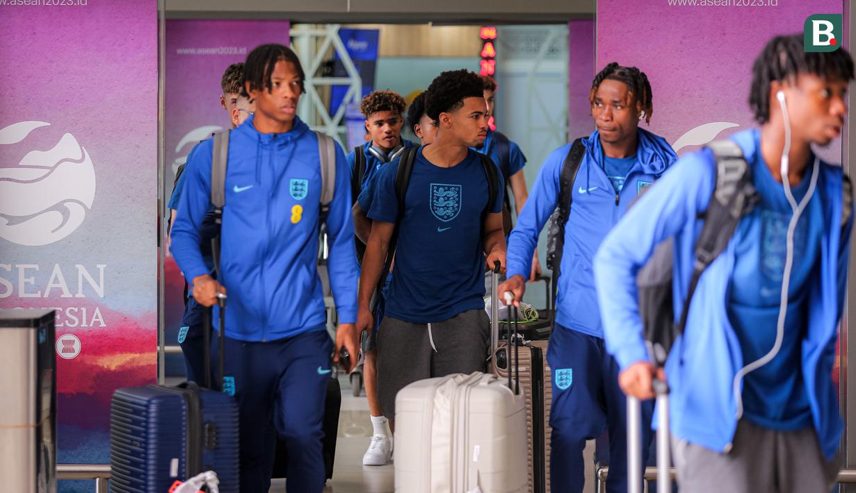 <p>Pemain Timnas Inggris U-17, Ethan Nwaneri (tengah) bersama rekannya saat tiba di Terminal 3 Bandara Soekarno Hatta, Tangerang, Banten menjelang Piala Dunia U-17 2023 pada Jumat (03/11/2023). (Bola.com/Bagaskara Lazuardi)</p>