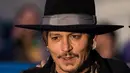 Melansir dari Mansion Global, Johnny Depp menjual rumahnya beberapa waktu lalu dengan harga US$ 12,78 atau sekitar Rp 171 Juta. Namun pembelinya tak kunjung datang dan ia menjualnya menjadi beberapa bagian. (AFP/Oli Scarff)