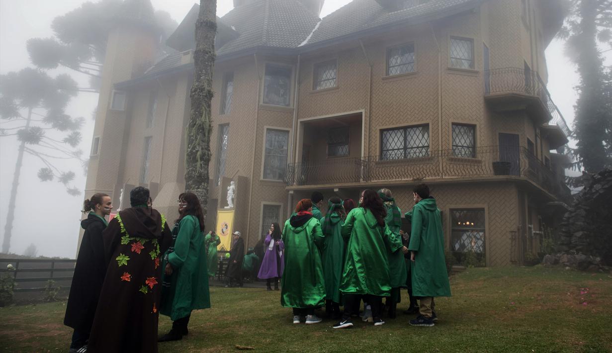 Siswa dari School of Magic and Witchcraft berkumpul di luar kastil di wiliyah pegunungan Campos do Jordao, Brasil (20/8). Ditempat ini, mereka bisa merasakan sensasi sekolah sihir ala film Harry Potter. (AFP Photo/Nelson Almeida)