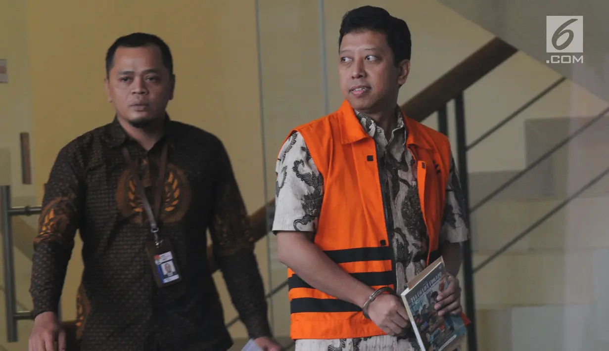 Mantan Ketum PPP Muhammad Romahurmuziy tersenyum usai diperiksa oleh penyidik di Gedung KPK, Jakarta, Jumat (21/6/2019). Usai diperiksa KPK, Rommy bersiap untuk melaksanakan Salat Jumat. merdeka.com/Dwi Narwoko)